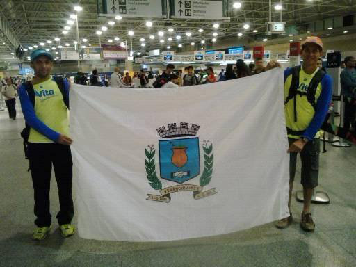 Atletas Venâncio-Airences com a bandeira do municipio na maratona no Rio de Janeiro_(Arquivo Divulgação)